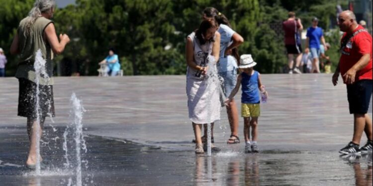 Goditjet nga nxehtësia dhe dielli, si t’i dalloni dhe të ofroni ndihmën e parë