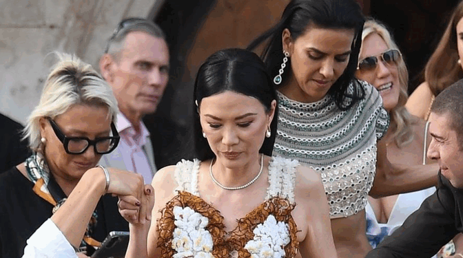 Gruaja që “ha miliarderët”, kush ishte personazhi më i rrezikshëm në dasmën e Jeff Bezos?