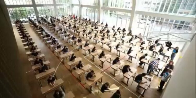 Sot provimi i parë i Maturës Shtetërore! 27 mijë maturantë testohen në Gjuhë të Huaj