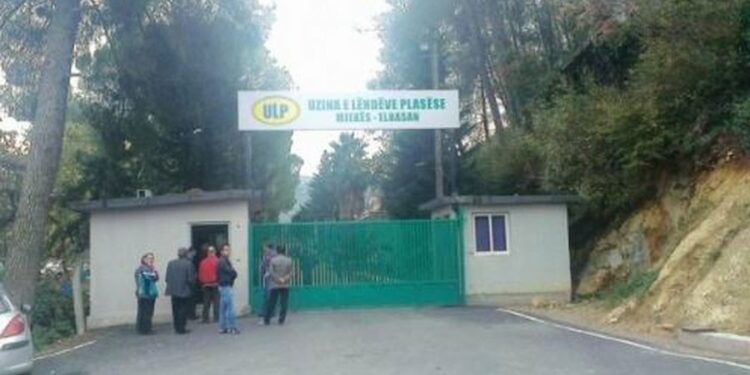 Ndërmarrjet shtetërore ushtarake, ish-punonjësit e Mjekësit, Gramshit e Poliçanit do të marrin pagat e prapambetura