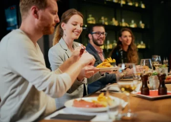 Sa kushton një vakt në restorantet shqiptare? Më shtrenjtë se fqinjët, por më lirë se Europa