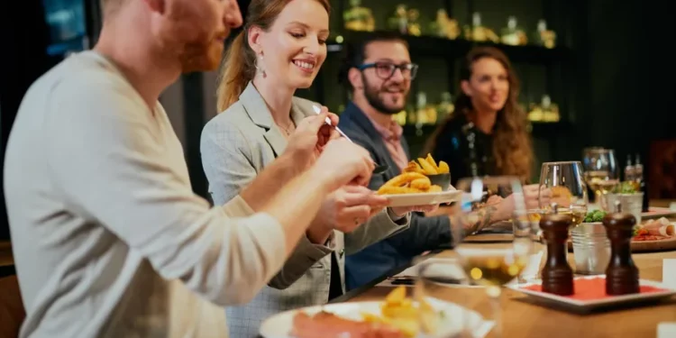 Sa kushton një vakt në restorantet shqiptare? Më shtrenjtë se fqinjët, por më lirë se Europa