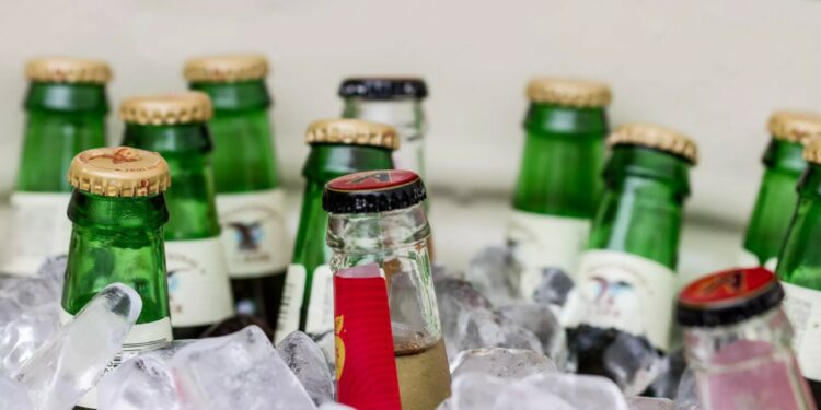 Pijet e freskëta gjatë ditëve të nxehta të verës, “truku magjik” që ftoh birrat për pak minuta