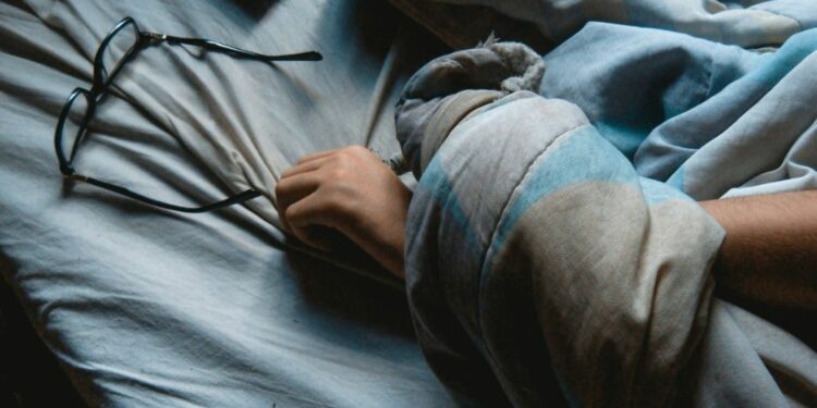 Si ndikon vapa te gjumi? Ja disa këshilla për të fjetur sa më mirë gjatë verës