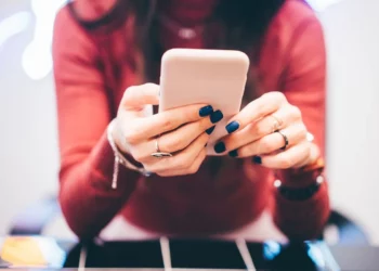 Gratë në Shqipëri kanë telefona më të shtrenjtë se burrat!