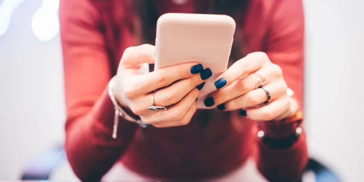 Gratë në Shqipëri kanë telefona më të shtrenjtë se burrat!