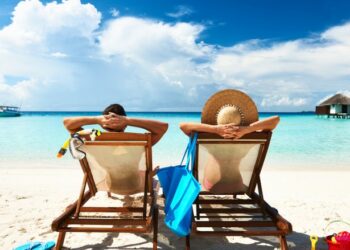 Pesë këshilla para se të shkoni me pushime