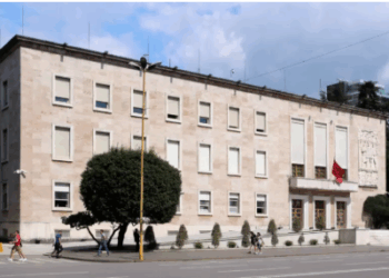 Administrata e bashkive i rikthehet “shkollës”, qeveria krijon Akademinë e Pushtetit Vendor