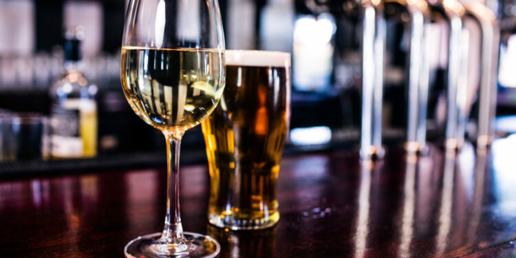 Birra apo vera, kujt i përket froni i pijes më të mirë alkolike
