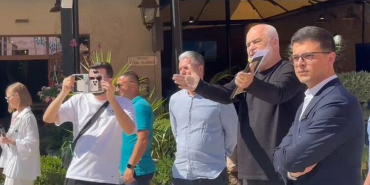 Rama publikon foto nga Vlora: Ja se si doli në dritë Lungomarja