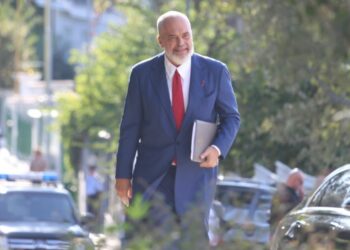 Rama bën ndryshime në qeveri. Ja kush ikën e kush vjen