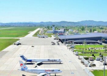 Nisin fluturimet direkte Rinas-Amsterdam