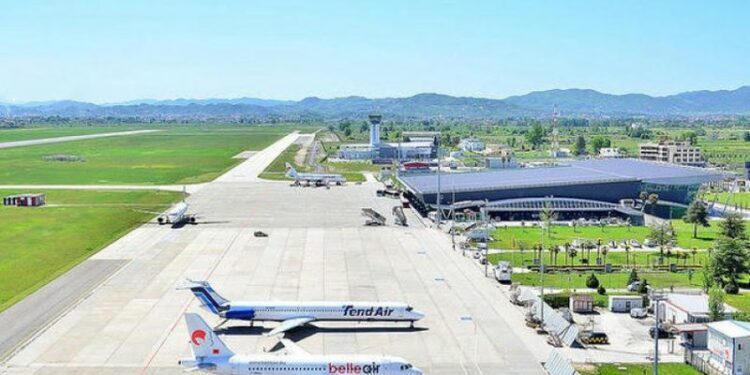 Nisin fluturimet direkte Rinas-Amsterdam