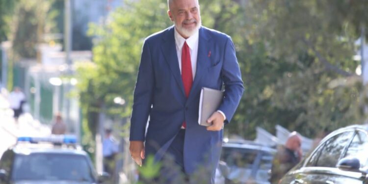 Rama bën ndryshime në qeveri. Ja kush ikën e kush vjen