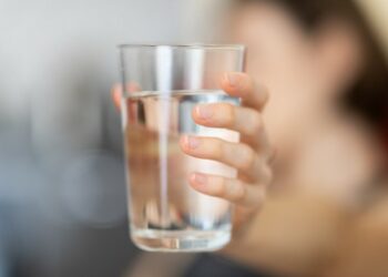Këshilla për shëndetin! Sa ujë duhet të konsumojmë në ditë?