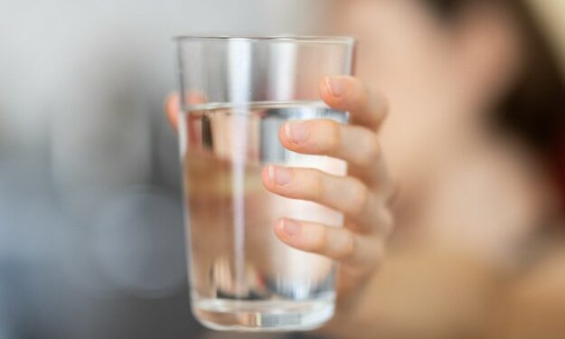 Këshilla për shëndetin! Sa ujë duhet të konsumojmë në ditë?