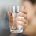 Këshilla për shëndetin! Sa ujë duhet të konsumojmë në ditë?