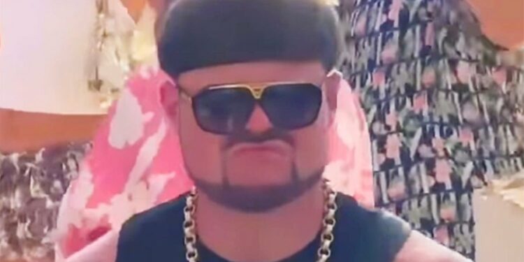 E tallnin për modelin e flokëve, “Ibiza Final Boss” firmos marrëveshje me gjigantin britanik të modës