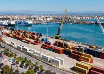 Turistët “ndihmojnë” doganat, rriten të ardhurat nga karburantet, cigaret, kafja dhe birra