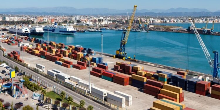 Turistët “ndihmojnë” doganat, rriten të ardhurat nga karburantet, cigaret, kafja dhe birra