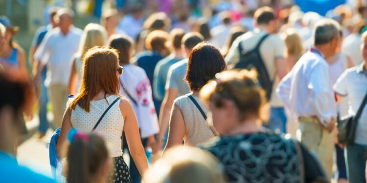 Çfarë po ndodh me të rinjtë në Shqipëri? Vendi ynë humbet 6.4% të meshkujve 25-29 vjeç brenda një viti