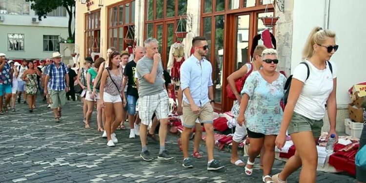 Më pak të huaj hyjnë në Shqipëri, më shumë shqiptarë largohen