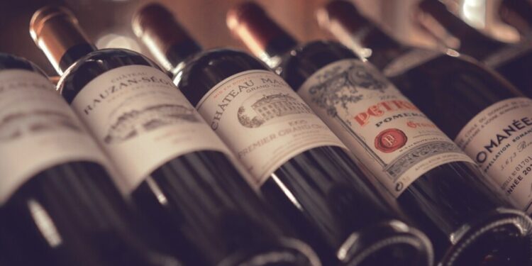 Presidenti Trump kërcënon me vendosjen e tarifave prej 200% ndaj pijeve evropiane