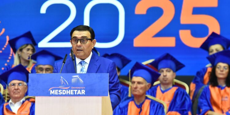 Diplomohet brezi i 14-të i studentëve në Universitetin Mesdhetar të Shqipërisë