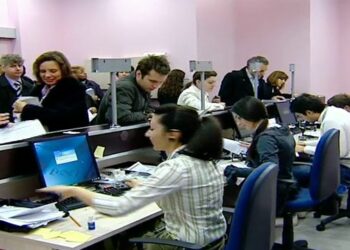 Më mirë në shtet, apo në privat, si po ndryshon hendeku i pagave! Sektori ku po marrin më shumë lekë shqiptarët