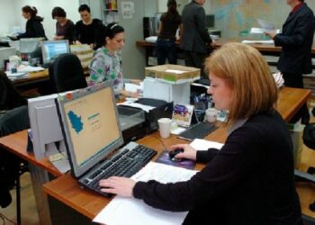 Administrata “detyrohet” të rrijë më shumë në punë! Ja sektori ku punohet me më pak orë