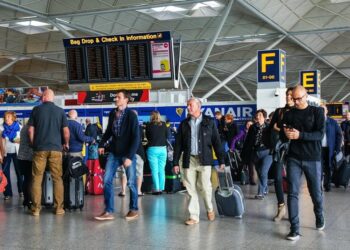 Mijëra pasagjerë mbeten të bllokuar, falimenton kompania ajrore