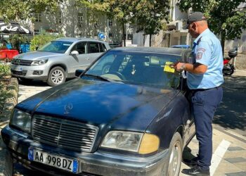 Njoftim i rëndësishëm i Bashkisë Tiranë, për pronarët e makinave të braktisura