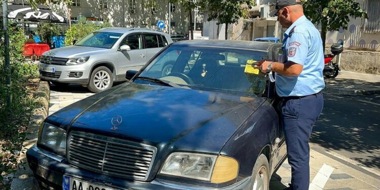 Njoftim i rëndësishëm i Bashkisë Tiranë, për pronarët e makinave të braktisura