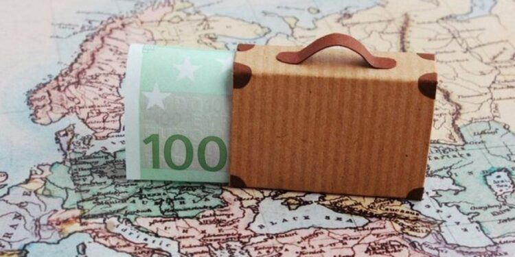 Kryesisht nga fëmijët në Greqi e Itali, emigrantët dërguan 532 milionë euro deri në qershor