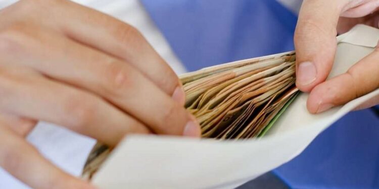 Rritet me 11.7% paga mesatare në ekonomi, dalin sektorët që paguajnë më shumë