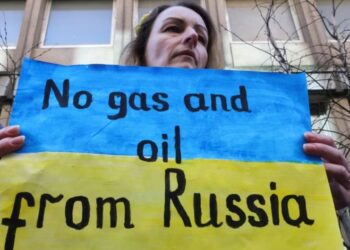 Trump kërkon të mos blihet nafta ruse, BE shqyrton propozimet për sanksione të reja kundër Rusisë