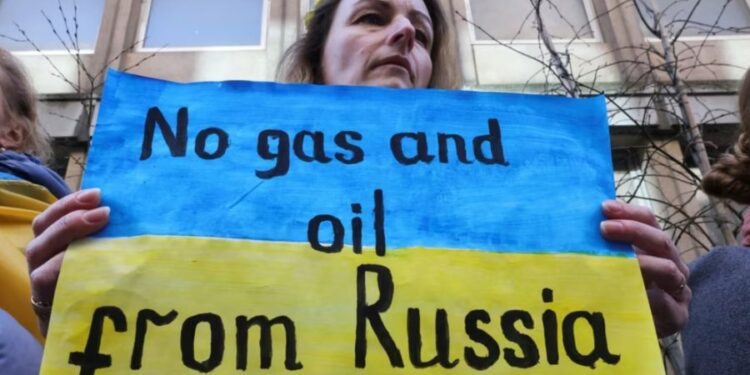 Trump kërkon të mos blihet nafta ruse, BE shqyrton propozimet për sanksione të reja kundër Rusisë