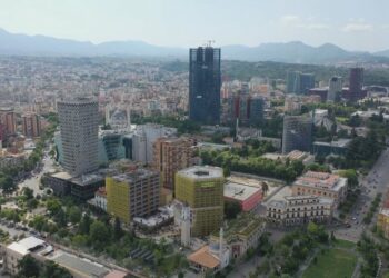 Ekonomia pa besim në kulmin e turizmit, në rënie sektorët kryesorë