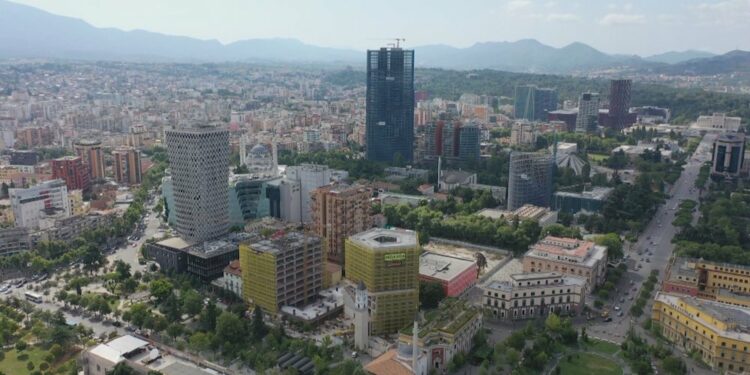 Ekonomia pa besim në kulmin e turizmit, në rënie sektorët kryesorë