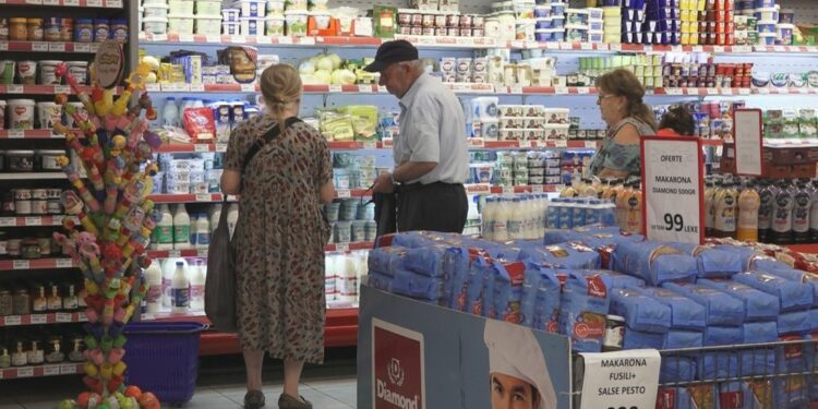 Rritet tregtia me pakicë, ndikoi konsumi nga turistët