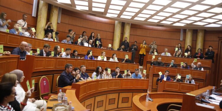 Këshilli Bashkiak shkarkon unanimisht Erion Veliajn, pritet firma e kryeministrit