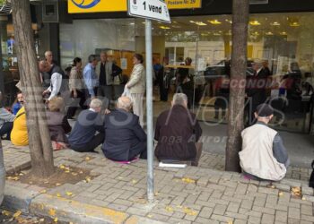 FOTOT/ Pensionistet në rradhë të gjata për të marrë 470 lekë indeksim