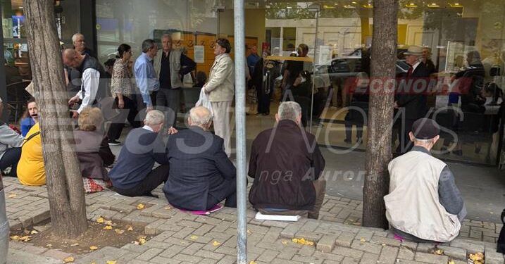 FOTOT/ Pensionistet në rradhë të gjata për të marrë 470 lekë indeksim