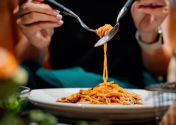 Sa i kushton çdo familjeje “darka jashtë”/ Shqiptarët derdhin 636 milionë euro në vit për hotele e restorante