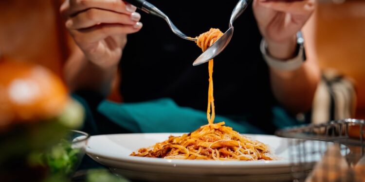 Sa i kushton çdo familjeje “darka jashtë”/ Shqiptarët derdhin 636 milionë euro në vit për hotele e restorante