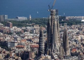 “Sagrada Familia”, zyrtarisht Kisha më e lartë në botë