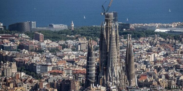 “Sagrada Familia”, zyrtarisht Kisha më e lartë në botë