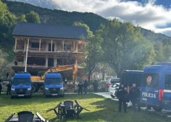 IKMT rikthehet në Theth, shembet me eksploziv ndërtesa trekatëshe, në listë edhe 7 shtëpi druri