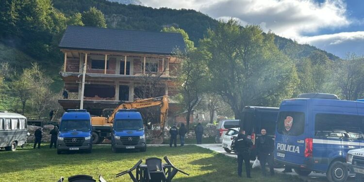 IKMT rikthehet në Theth, shembet me eksploziv ndërtesa trekatëshe, në listë edhe 7 shtëpi druri
