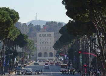Bie besimi në ekonomi, tregtia dhe industria sektorët më pesimistë